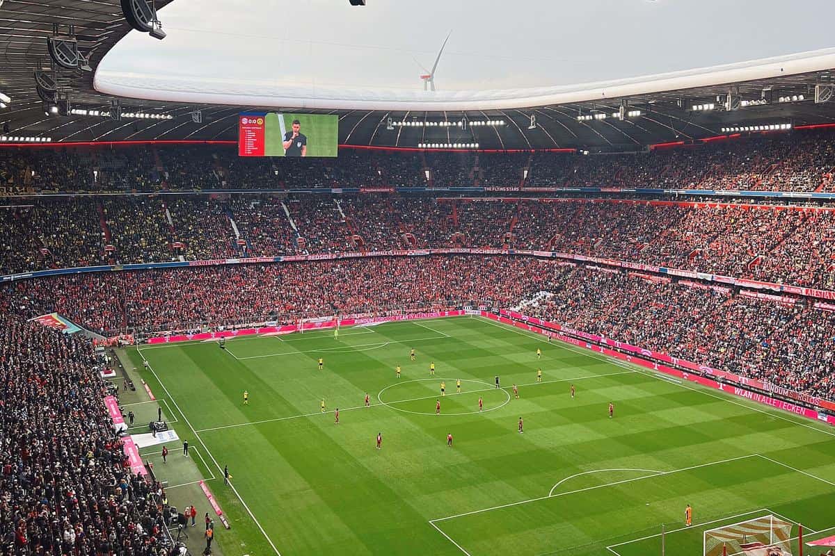 El Allianz Arena, el estadio del Bayern Múnich, lleno de hinchas durante un partido de la Bundesliga entre el Bayern y el Borussia Dortmund; foto de archivo de abril de 2022 (foto: UNTERMVIERENBERGE-2, Wikimedia Commons, licencia CC BY-SA 4.0)