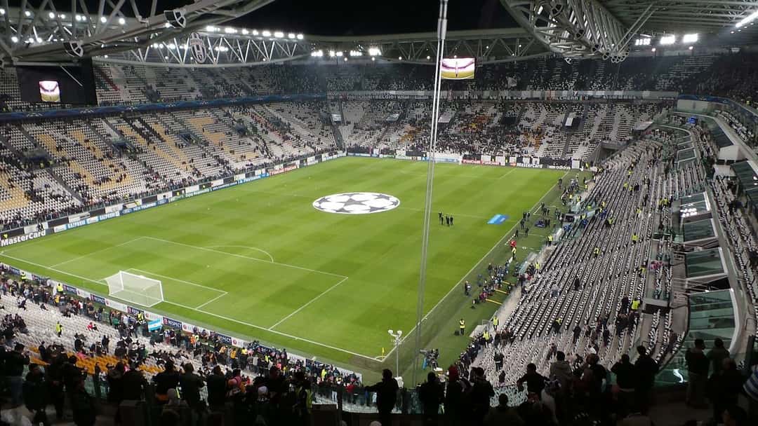 El Allianz Stadium de Turín, la cancha de la Juventus, con las tribunas iluminadas y el césped preparado antes de un partido de noche; foto de archivo de noviembre de 2013 (foto: forzaq8, Wikimedia Commons, licencia CC BY 2.0)