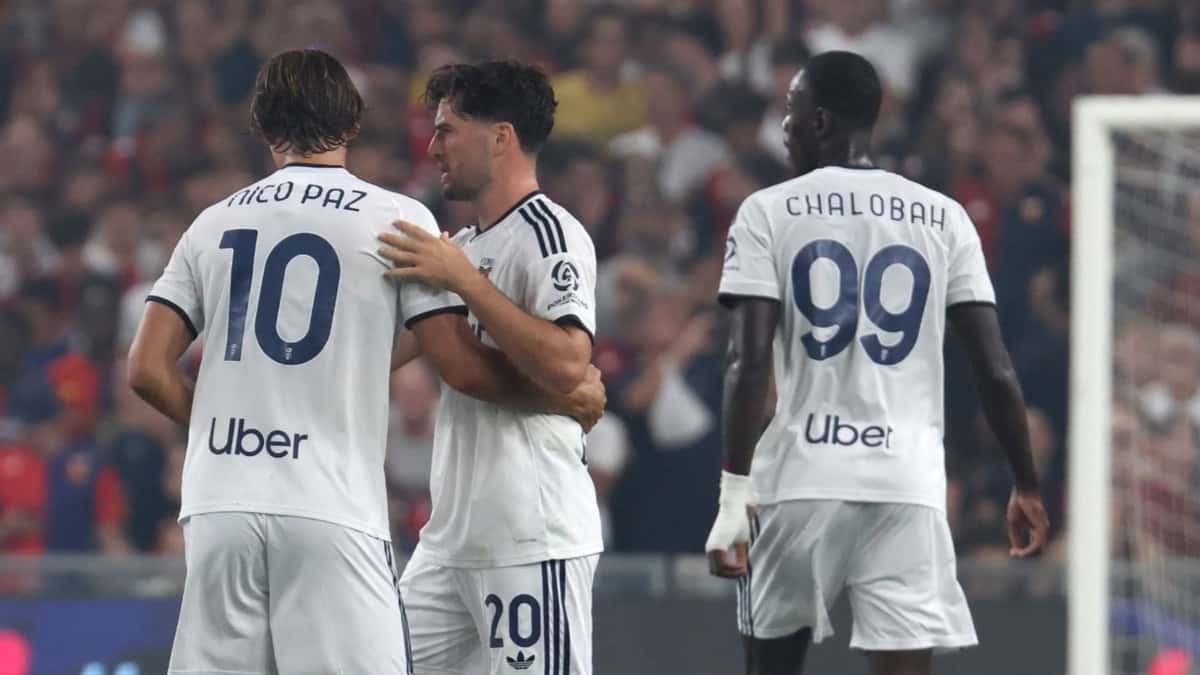 Nico Paz, de espaldas con la 10, abraza a un compañero del Como con la camiseta blanca de esta temporada, junto a Chalobah; foto de archivo (foto: prensa Como 1907)