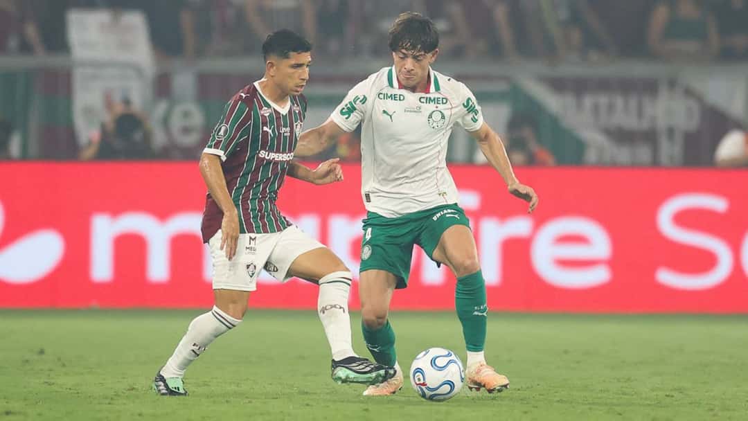 El argentino Agustín Giay, con la camiseta blanca del Palmeiras, maneja la pelota ante la marca de un jugador de Fluminense en el Maracaná; foto de archivo de octubre de 2026 (foto: Cesar Greco / Palmeiras)