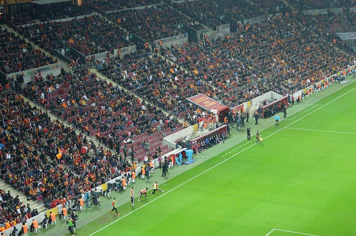 Las tribunas del estadio del Galatasaray, en Estambul, llenas de hinchas con los colores amarillo y rojo durante un partido; foto de archivo de 2013 (foto: Sadrettin, Wikimedia Commons, licencia CC BY-SA 3.0)