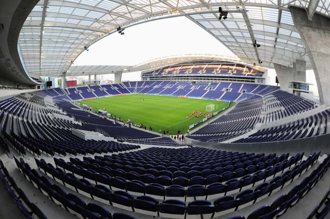 El interior del estadio do Dragão, del Porto, con sus butacas azules y el techo transparente que cubre las tribunas; foto de archivo (foto: Валерий Дед, Wikimedia Commons, licencia CC BY 3.0)
