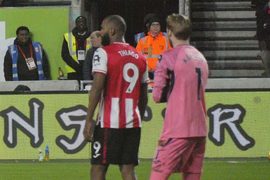 Igor Thiago, con la camiseta roja y blanca número 9 del Brentford, junto al arquero Caoimhín Kelleher durante un partido de la Premier League; foto de archivo de diciembre de 2025 (foto: Timmy96, Wikimedia Commons, dominio público, CC0)