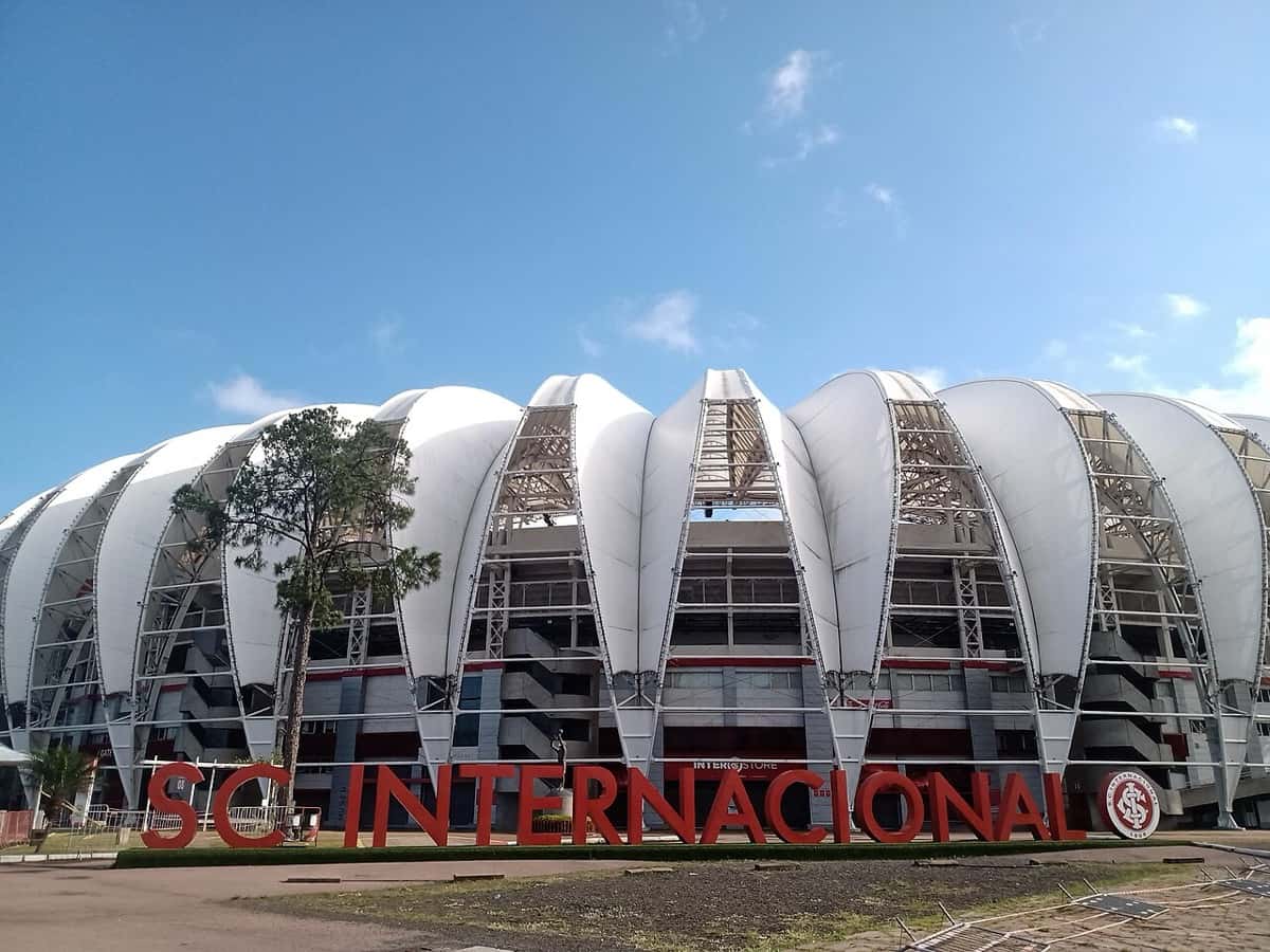 El frente del estadio Beira-Rio, del Internacional, con su techo de lonas blancas y las letras rojas gigantes «SC Internacional» delante; foto de archivo de 2021 (foto: Hedestad, Wikimedia Commons, licencia CC BY-SA 4.0)