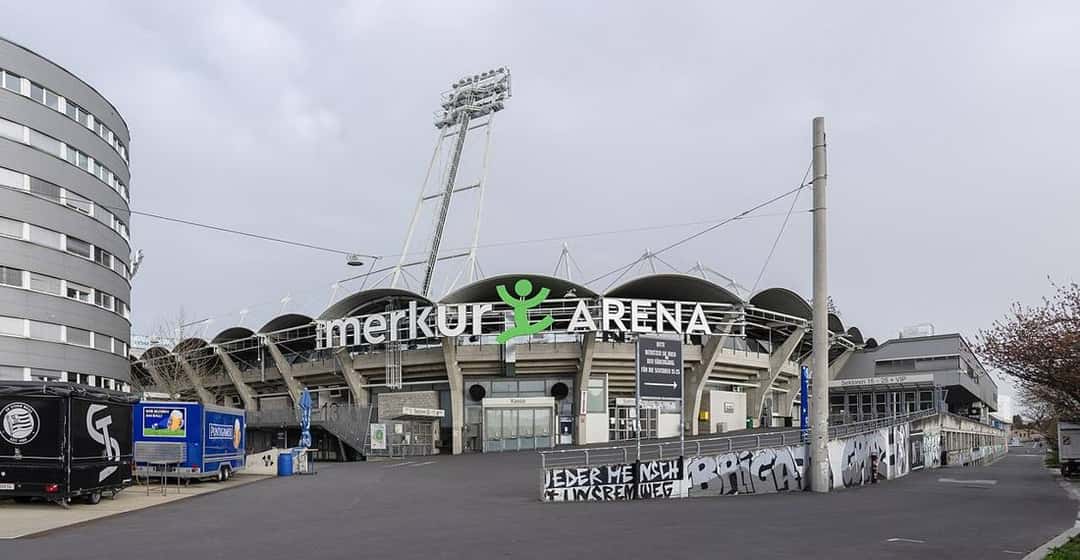 El acceso al estadio Merkur Arena de Graz, la cancha del Sturm, con su techo de arcos y el cartel en la fachada; foto de archivo de 2024 (foto: Thomas Ledl, Wikimedia Commons, licencia CC BY 4.0)