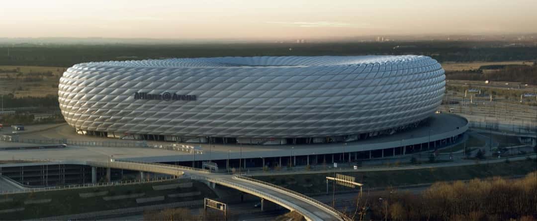 El Allianz Arena, el estadio de Bayern Múnich, visto desde lo alto con su fachada de paneles blancos, al norte de Múnich; foto de archivo (foto: Richard Bartz, Wikimedia Commons, licencia CC BY-SA 2.5)