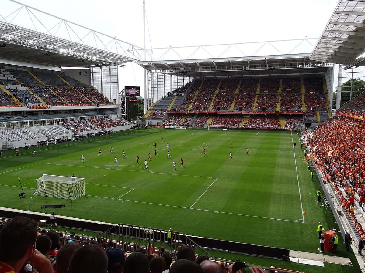 La cancha y las tribunas del estadio Bollaert-Delelis, del Lens, llenas de hinchas durante un partido; foto de archivo de 2015 (foto: Liondartois, Wikimedia Commons, licencia CC BY-SA 4.0)