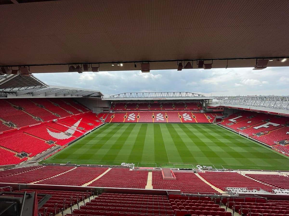 Las tribunas rojas de Anfield vacías y la cancha recién cortada, vistas desde lo alto de una platea; foto de archivo de mayo de 2024 (foto: FYI2023, Wikimedia Commons, dominio público, CC0)