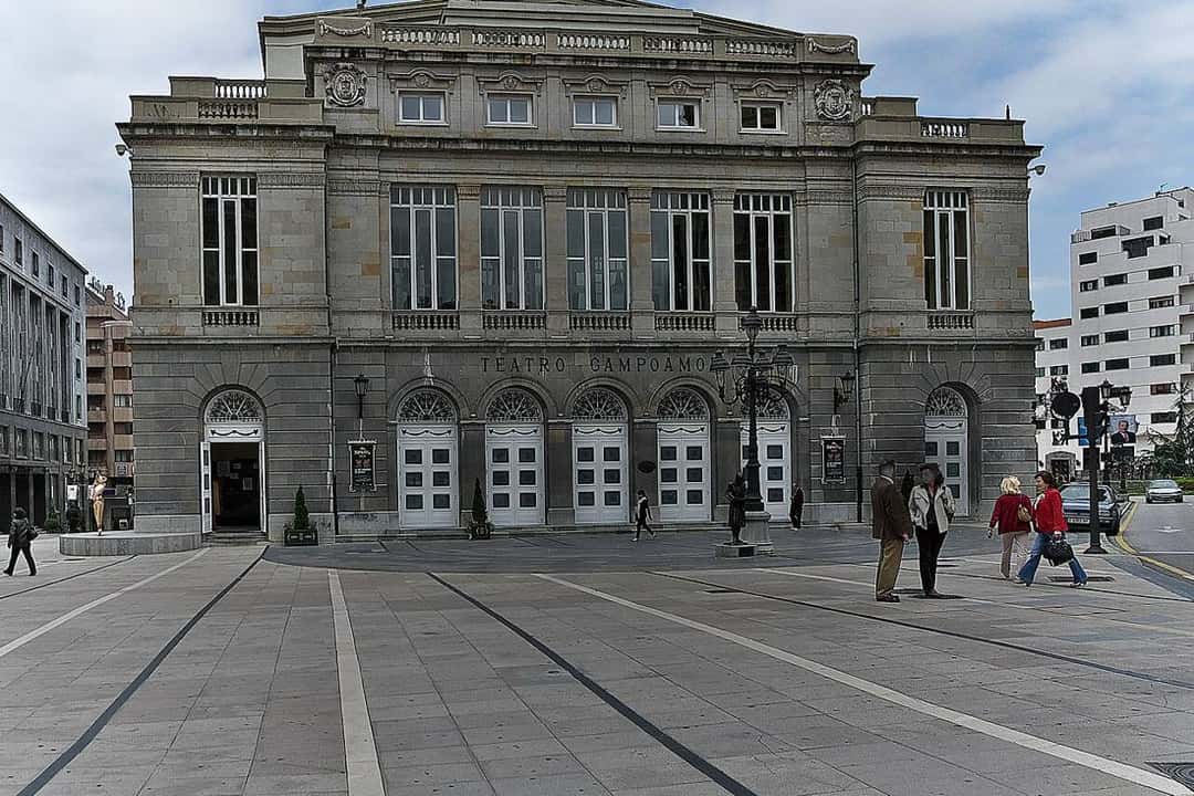 La fachada del Teatro Campoamor de Oviedo, donde se entregan los Premios Princesa de Asturias, vista desde la plaza; foto de archivo de 2011 (foto: Jl FilpoC, Wikimedia Commons, licencia CC BY-SA 4.0)