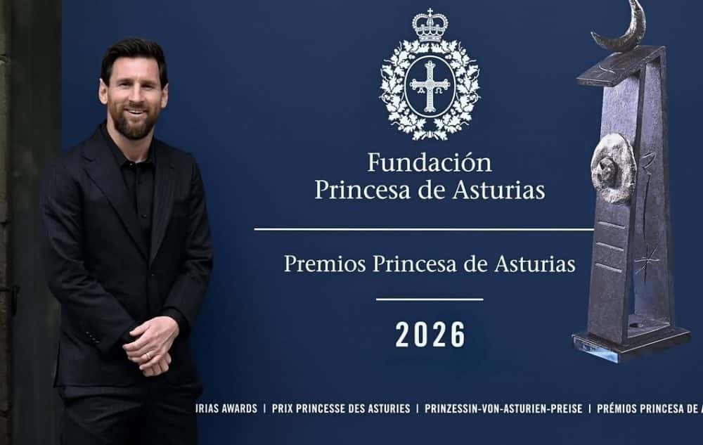 Lionel Messi, de traje negro, posa sonriente delante del panel azul de los Premios Princesa de Asturias 2026 en Oviedo (foto: prensa oficial de la AFA)