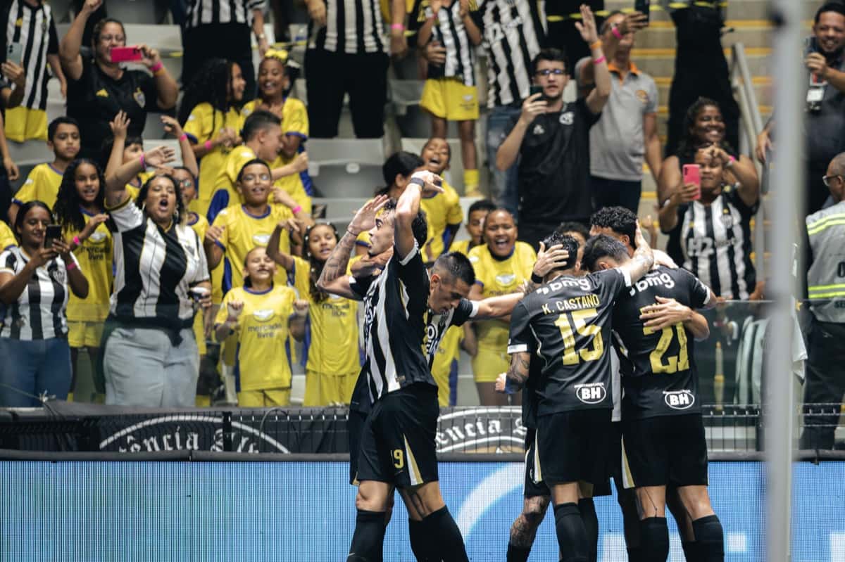 Jugadores de Atlético Mineiro, de espaldas con la camiseta negra y números amarillos, entre ellos Kevin Castaño (15), festejan uno de los goles del 3-0 a Montevideo City Torque frente a la tribuna de la Arena MRV (foto: Pedro Souza / prensa oficial de Atlético Mineiro)