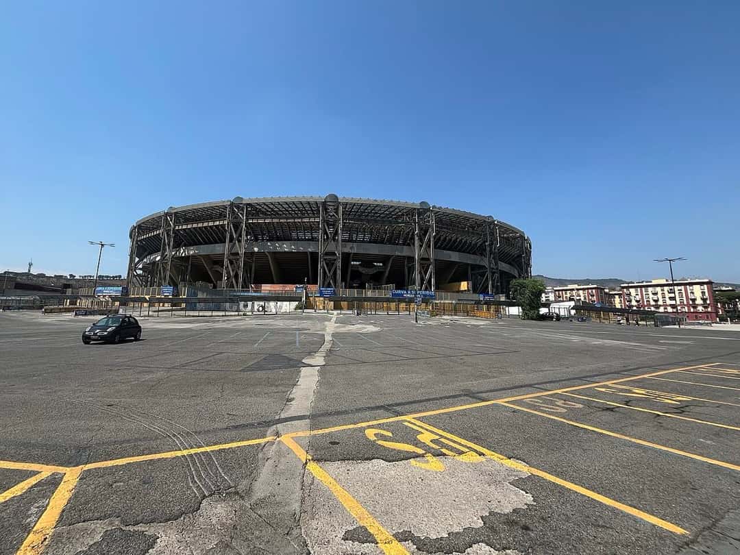 El estadio Diego Armando Maradona visto desde el estacionamiento exterior, con su techo y su estructura metálica; foto de archivo de agosto de 2025 (foto: Calciopedia, Wikimedia Commons, dominio público, CC0)