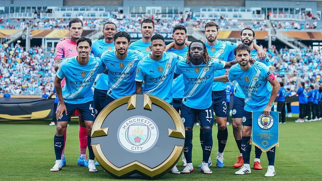 Los jugadores del Manchester City posan para la foto de equipo antes de un partido del Mundial de Clubes 2025, con camisetas celestes; foto de archivo de junio de 2025 (foto: Equipos de fútbol, Wikimedia Commons, licencia CC BY 4.0)