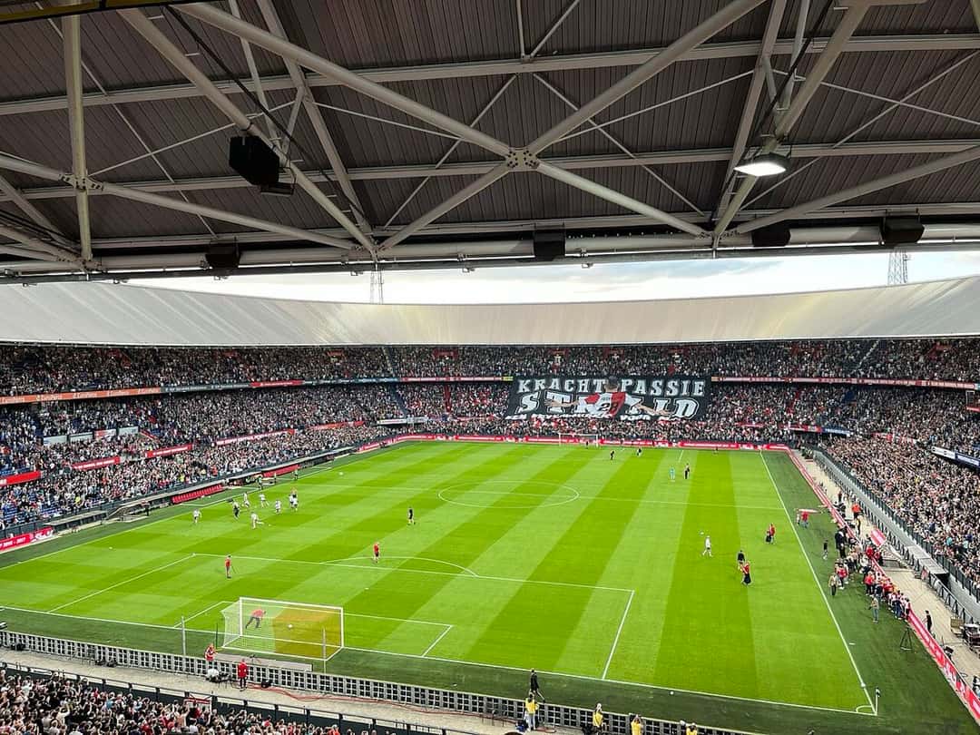 El interior del estadio De Kuip, la cancha del Feyenoord en Róterdam, con las tribunas llenas durante un partido de la Eredivisie; foto de archivo de agosto de 2022 (foto: Vincenzo.togni, Wikimedia Commons, licencia CC BY-SA 4.0)
