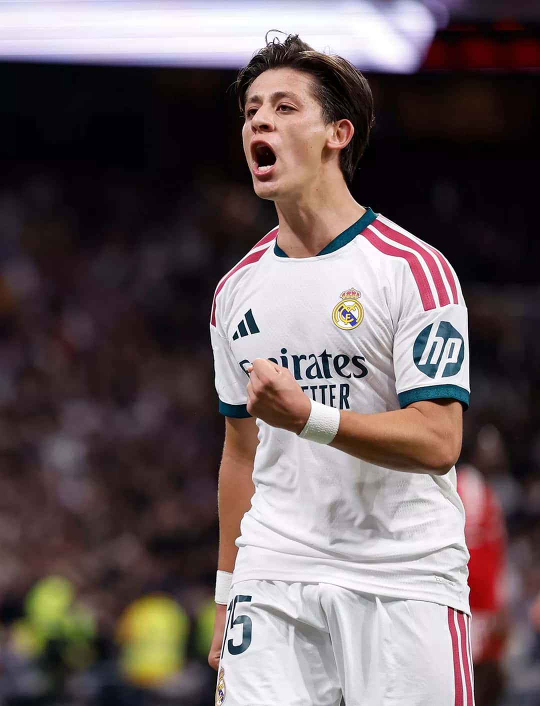 Arda Güler, con la camiseta blanca del Real Madrid y el número 15, grita con el puño cerrado después de su gol ante el Sevilla en el Bernabéu (foto: Real Madrid C.F.)