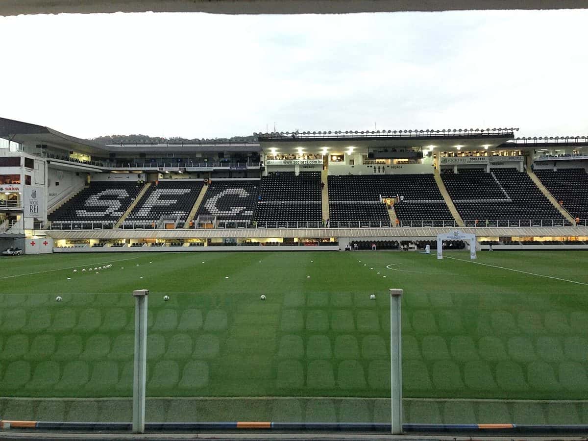 La Vila Belmiro, el estadio del Santos, vista desde atrás de un arco, con las letras SFC en las plateas de la tribuna de enfrente; foto de archivo de septiembre de 2015 (foto: Nelson R. de Lima Filho, Wikimedia Commons, licencia CC BY-SA 4.0)