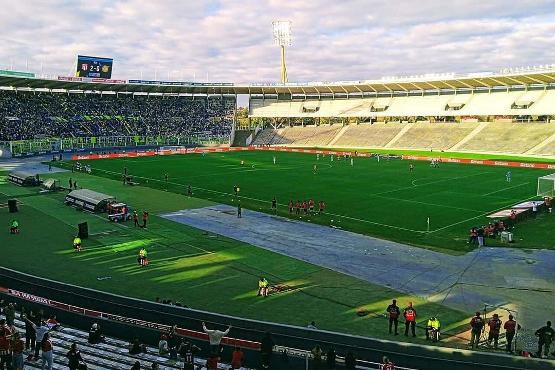 El estadio Mario Alberto Kempes de Córdoba, con una de sus tribunas llena y el techo blanco de la platea, durante un partido de la Copa Argentina; foto de archivo de mayo de 2026 (foto: Cazadoroculto, Wikimedia Commons, licencia CC BY 4.0)