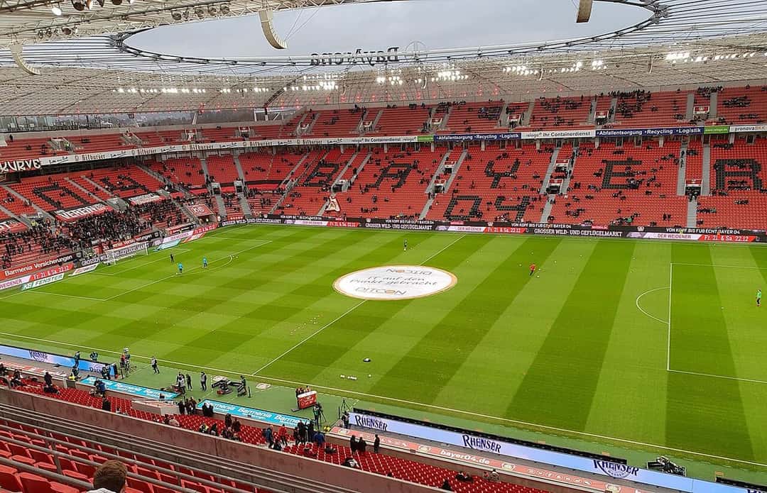 El BayArena, estadio del Bayer Leverkusen, con sus tribunas rojas y el campo de juego antes de un partido; foto de archivo de diciembre de 2018 (foto: Nick-4711, Wikimedia Commons, licencia CC BY-SA 4.0)