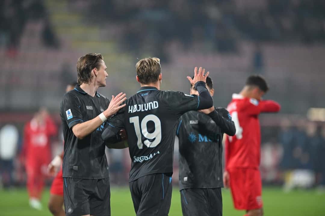 El delantero Rasmus Höjlund, con la camiseta negra número 19 del Napoli, festeja con sus compañeros un gol ante el Monza, el miércoles 28 de octubre de 2026 (foto: prensa SSC Napoli)