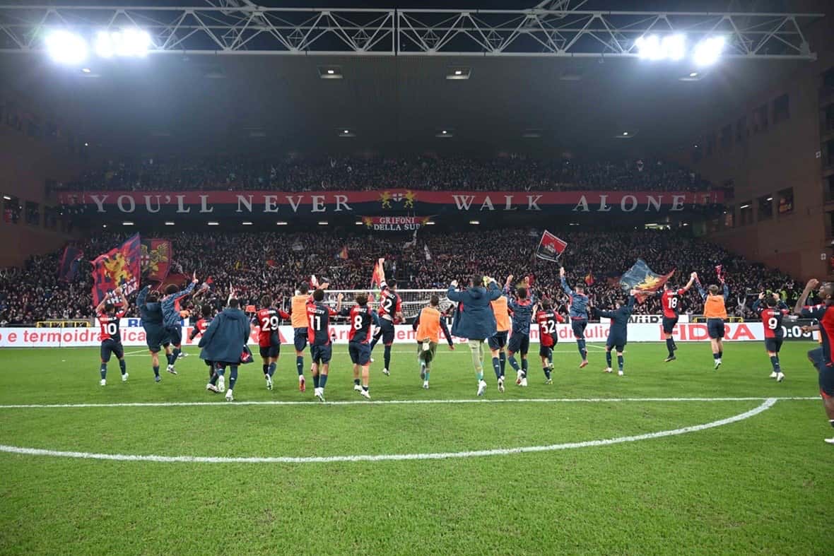 Los jugadores del Genoa saludan a sus hinchas bajo la tribuna llena de banderas del estadio Luigi Ferraris después de ganarle 2-0 a la Juventus, el miércoles 28 de octubre de 2026 (foto: prensa Genoa CFC)