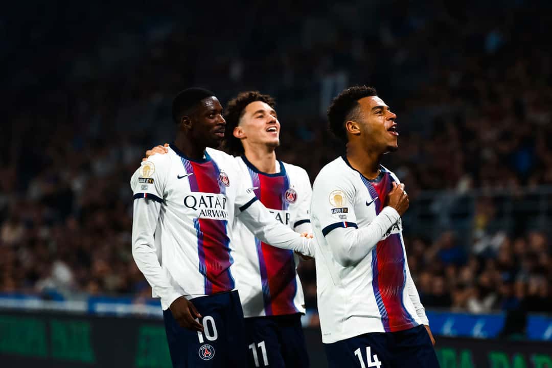 Ousmane Dembélé, con el 10, y Désiré Doué, con el 14, festejan con sus compañeros del PSG, todos con la camiseta blanca, el triunfo en Estrasburgo (foto: prensa Paris Saint-Germain)