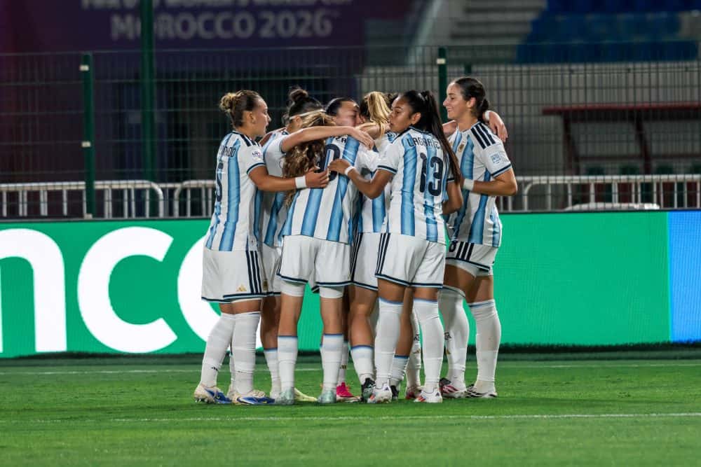 Las jugadoras de la Selección argentina femenina Sub-17, con camiseta celeste y blanca, se abrazan para festejar un gol ante Marruecos en el Mundial (foto: prensa oficial de la AFA)
