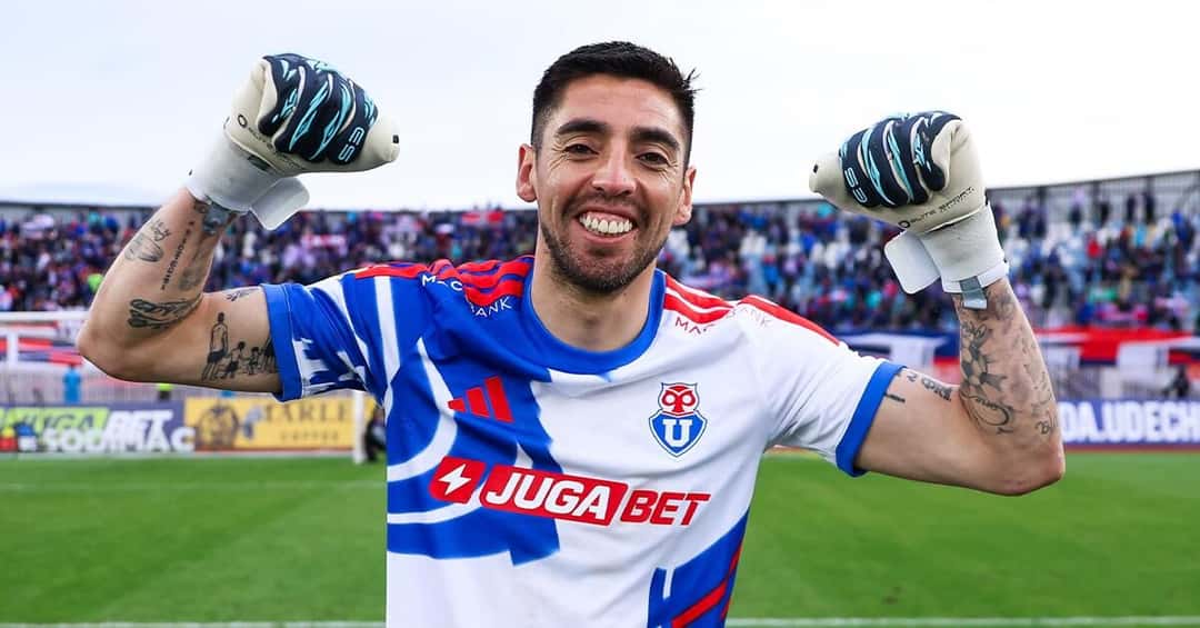 El arquero de Universidad de Chile, con la camiseta blanca y azul, festeja con los puños en alto en un estadio con las tribunas llenas; foto de archivo de 2026 (foto: prensa oficial de Universidad de Chile)