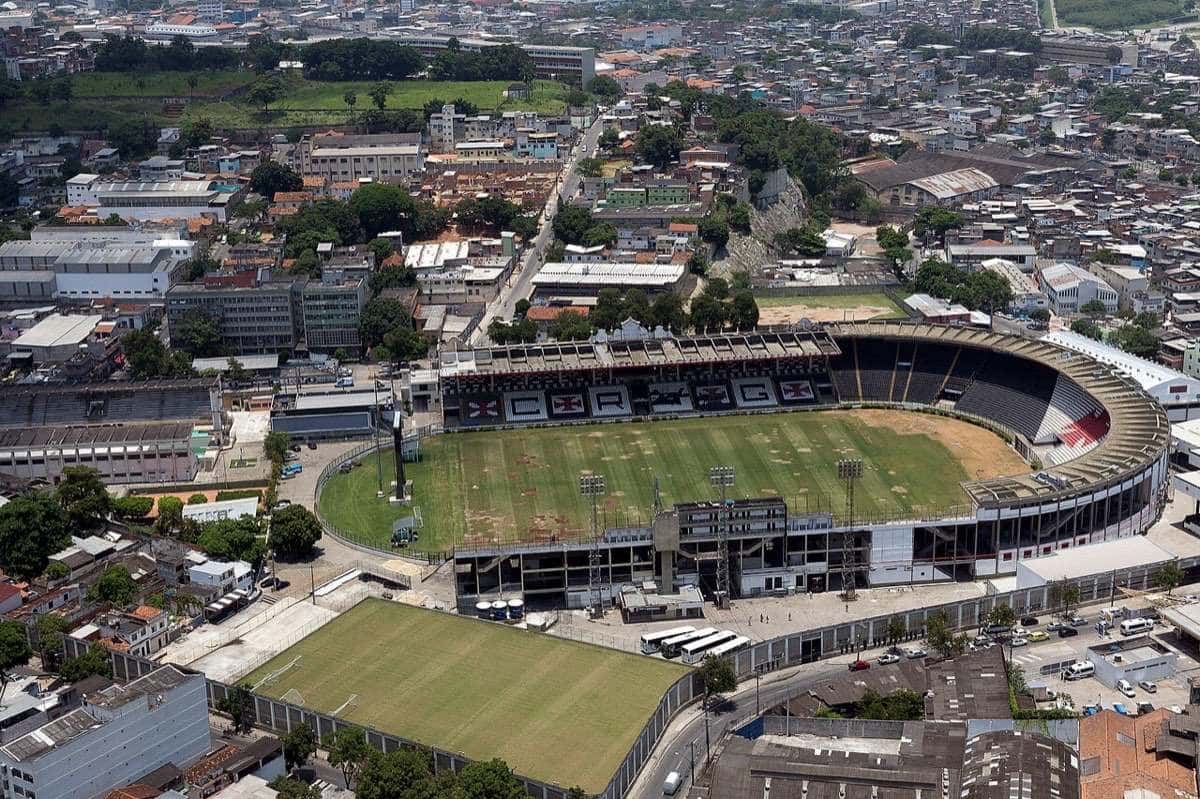 Vista aérea del estadio São Januário, de Vasco da Gama, rodeado de edificios del barrio de Vasco, en Río de Janeiro; foto de archivo de 2016 (foto: Diego Baravelli, Wikimedia Commons, licencia CC BY-SA 4.0)