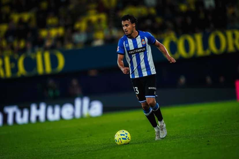 Un jugador del Espanyol, con la camiseta blanca y azul a rayas y el número 23, avanza con la pelota en el Estadio de la Cerámica, el viernes 30 de octubre (foto: RCD Espanyol)