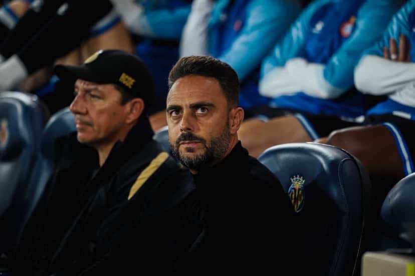 Integrantes del cuerpo técnico del Espanyol siguen el partido desde el banco de suplentes del Estadio de la Cerámica, el viernes 30 de octubre (foto: RCD Espanyol)