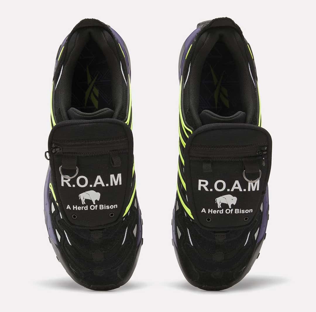 Par de Reebok DMX Trailzillo de A Herd of Bison visto desde arriba, con los bolsillos negros que tapan los cordones, la inscripción R.O.A.M y el logo A Herd Of Bison