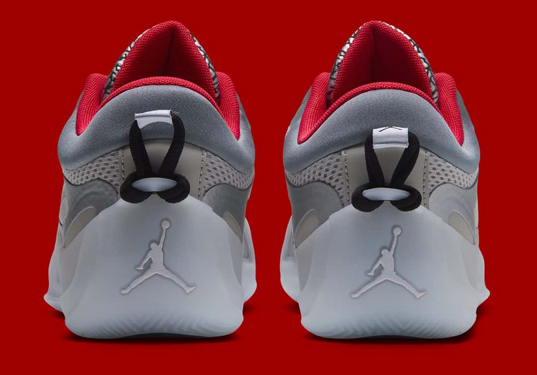 Talones de la Jordan Heir Series 2 Elephant Print, con el Jumpman, el tirador de cordón y el cuello rojo, sobre fondo rojo