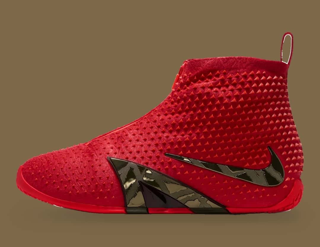 Nike Ja 4 High Zombie de perfil, roja, con relieves en punta en toda la caña y Swoosh metálico verde oliva