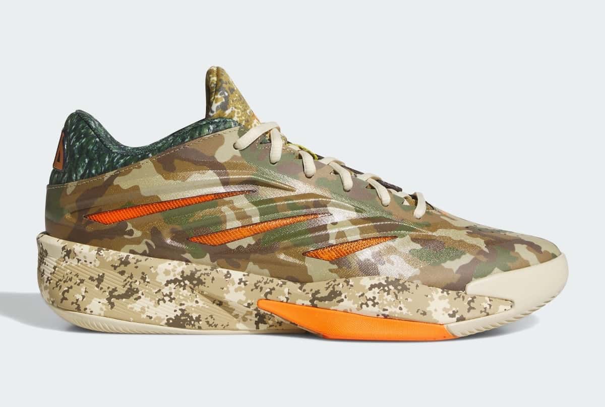 adidas Crazy Energy What The Camo de Jalen Williams de perfil, con capellada de camuflaje verde y marrón, tiras naranjas y suela de camuflaje digital beige