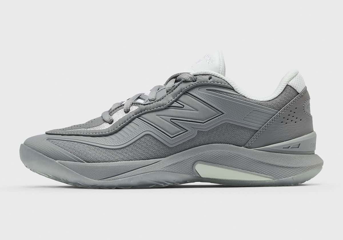 New Balance Kawhi 5 Slate Grey de perfil lateral sobre fondo gris claro, toda gris con la N grande al tono y la suela gris translúcida