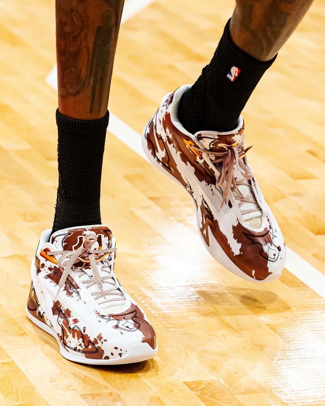 Kevin Durant con la Nike KD 19 Texas en la cancha, con medias negras y el estampado de vaca a la vista