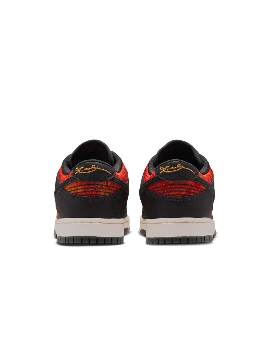 Talones de la Nike Kobe Dunk Low Protro Mamba Eterno con la firma de Kobe bordada en dorado sobre el tejido rojo y naranja