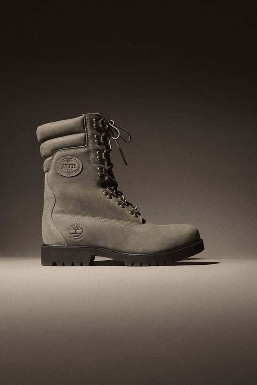 Kith x Timberland 40 Below Shearling Super Boot Wild Dove, toda en nobuk gris, con ganchos metálicos y el logo de Kith en el tobillo