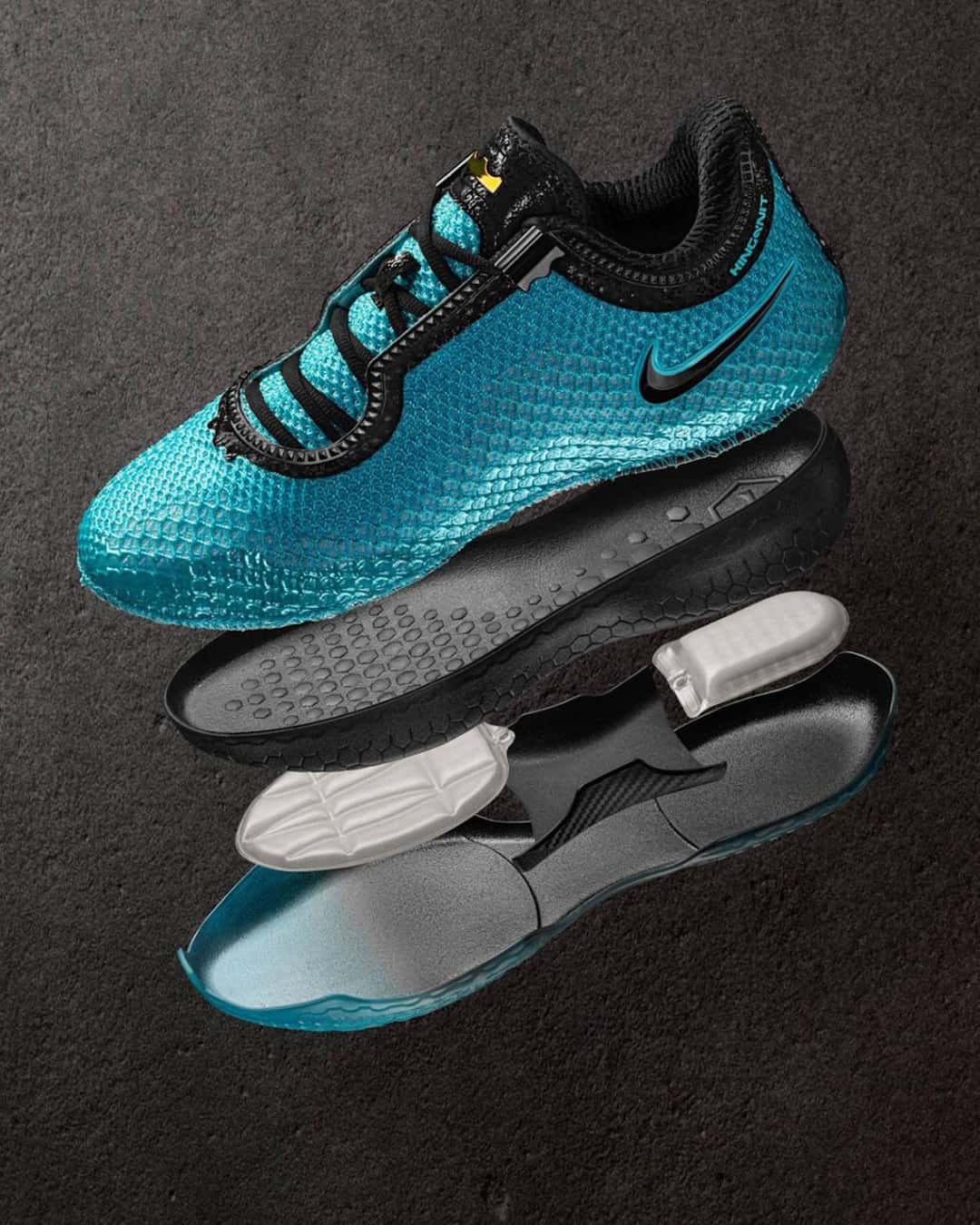 Nike LeBron 24 Stars desarmada en capas: capellada azul, plantilla, unidades Air Zoom y suela traslúcida
