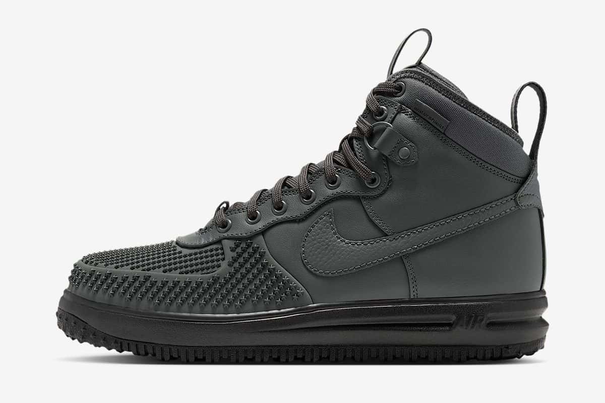 Nike Lunar Force 1 Duckboot Iron Grey de perfil, con caña alta de cuero gris oscuro, puntera con relieve de estrellas, Swoosh gris y suela negra con tacos
