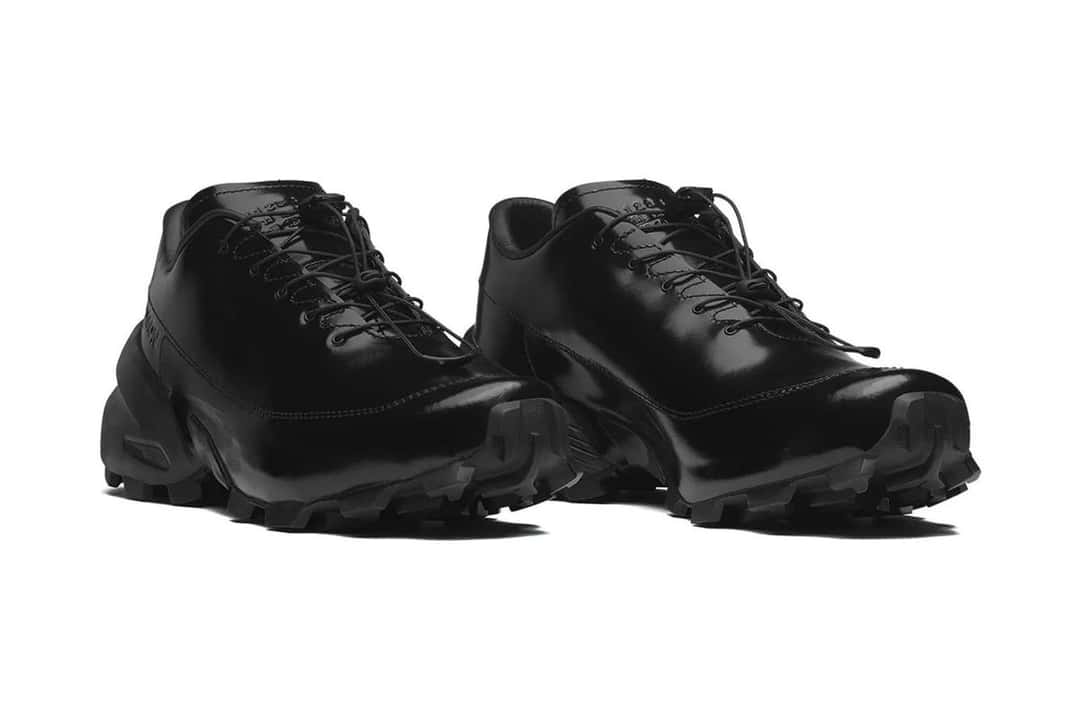 MM6 Maison Margiela x Salomon Crossderby en cuero negro brillante con suela de tacos, sobre fondo blanco