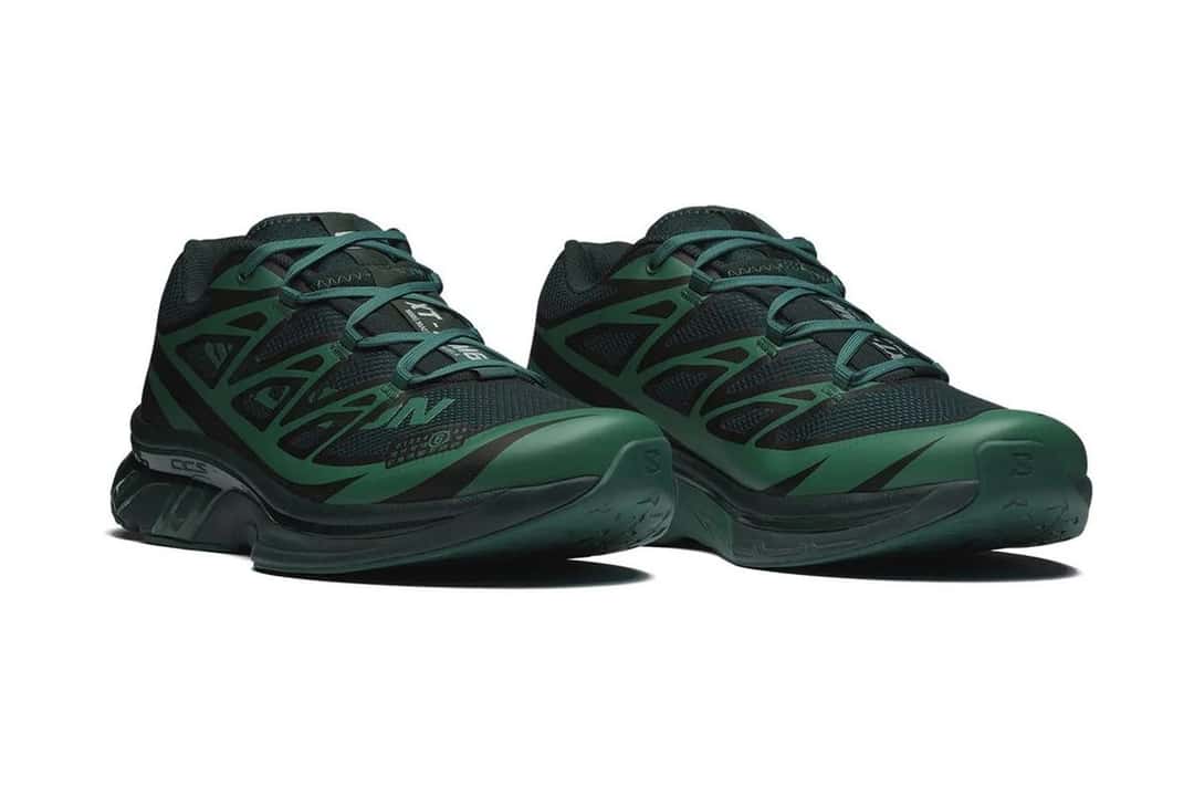 Par de MM6 Maison Margiela x Salomon XT-MM6 en verde oscuro, sobre fondo blanco