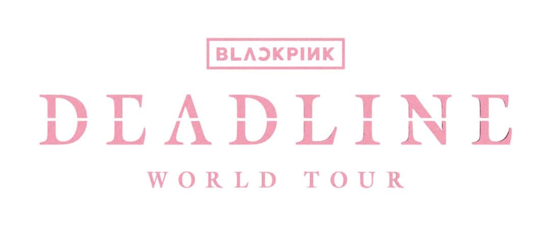 Logo oficial del «DEADLINE World Tour» de BLACKPINK: el nombre del grupo dentro de un recuadro y la palabra «DEADLINE» en letras rosas grandes, con «WORLD TOUR» debajo, sobre fondo blanco