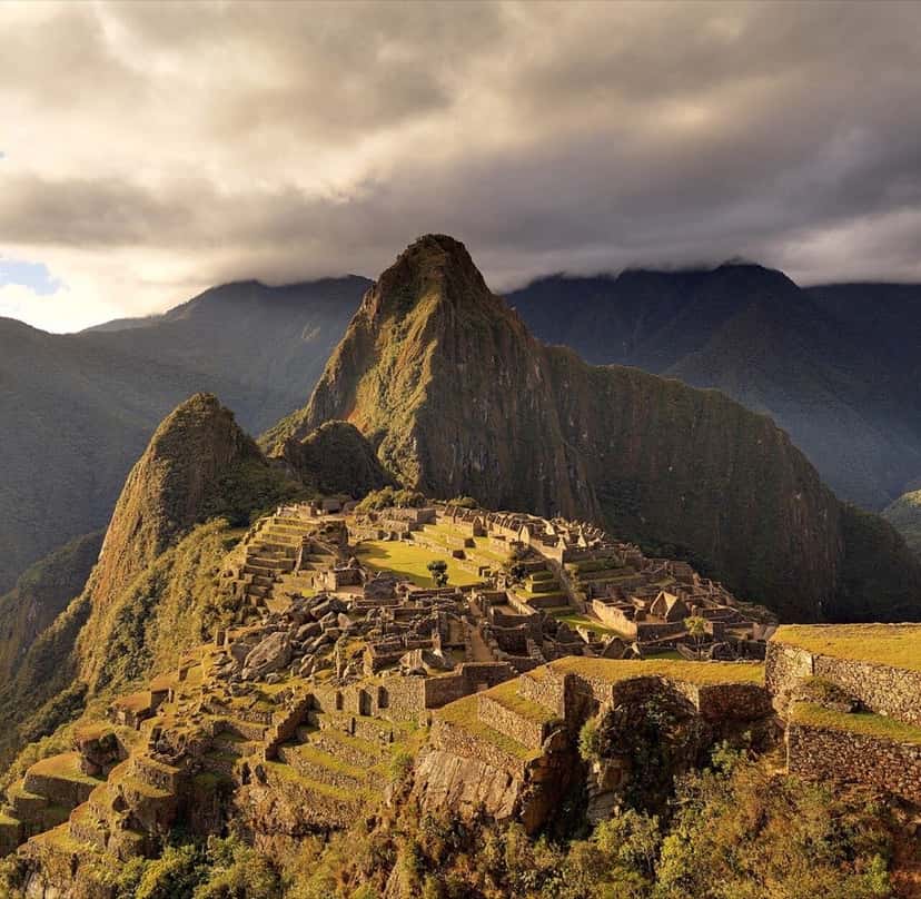 La ciudadela de Machu Picchu, con sus terrazas de piedra y el cerro Huayna Picchu detrás, bajo un cielo nublado (foto de archivo, 2009). Foto: Martin St-Amant, CC BY-SA 3.0, vía Wikimedia Commons