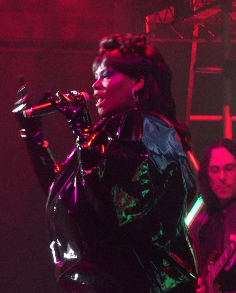 Yseult canta con un enterito de vinilo negro, guantes largos y el micrófono en la mano, bajo luces rojas, en la gala de Performance Space de Nueva York en 2026 (foto de archivo). Foto: Alex Lozupone, CC BY 4.0, vía Wikimedia Commons