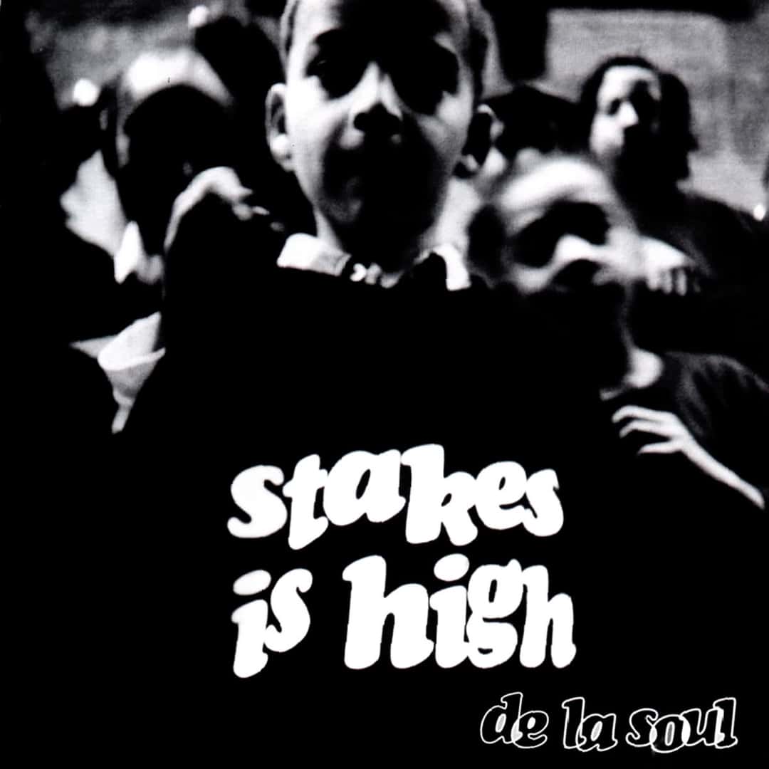 Portada de «Stakes Is High», de De La Soul: una foto en blanco y negro de un grupo de chicos con el título en letras blancas redondeadas