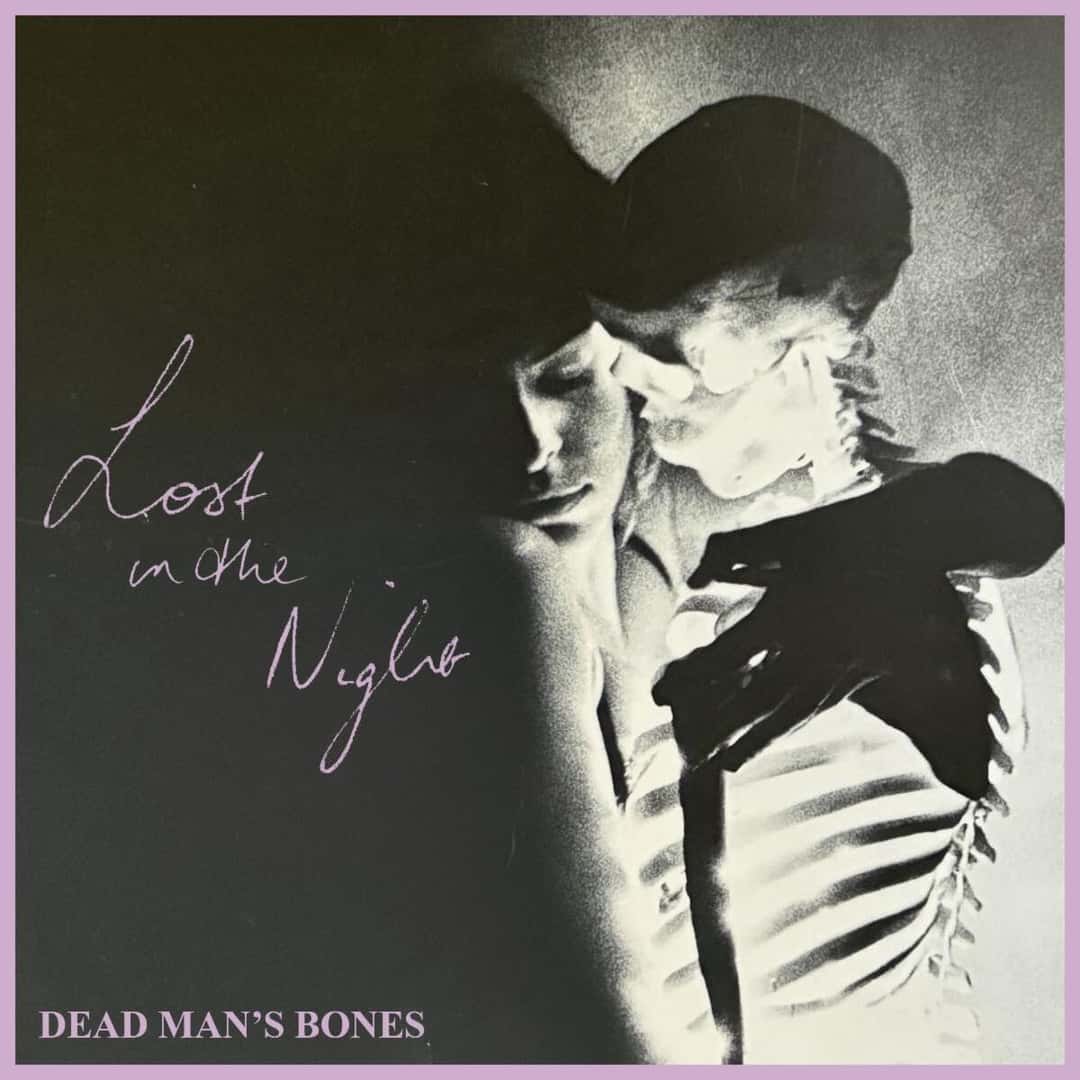 Portada oficial de «Lost in the Night»: en blanco y negro, una pareja abrazada junto a un esqueleto, con el título escrito a mano en letras lilas y el nombre de la banda abajo