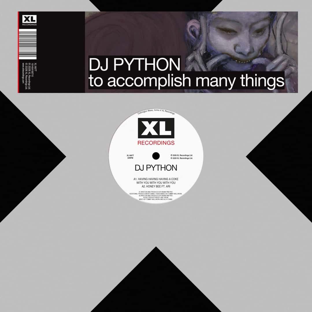 Portada oficial de «to accomplish many things» de DJ Python: un sobre de vinilo gris con una gran cruz negra, el disco con la etiqueta de XL Recordings y una franja con el título