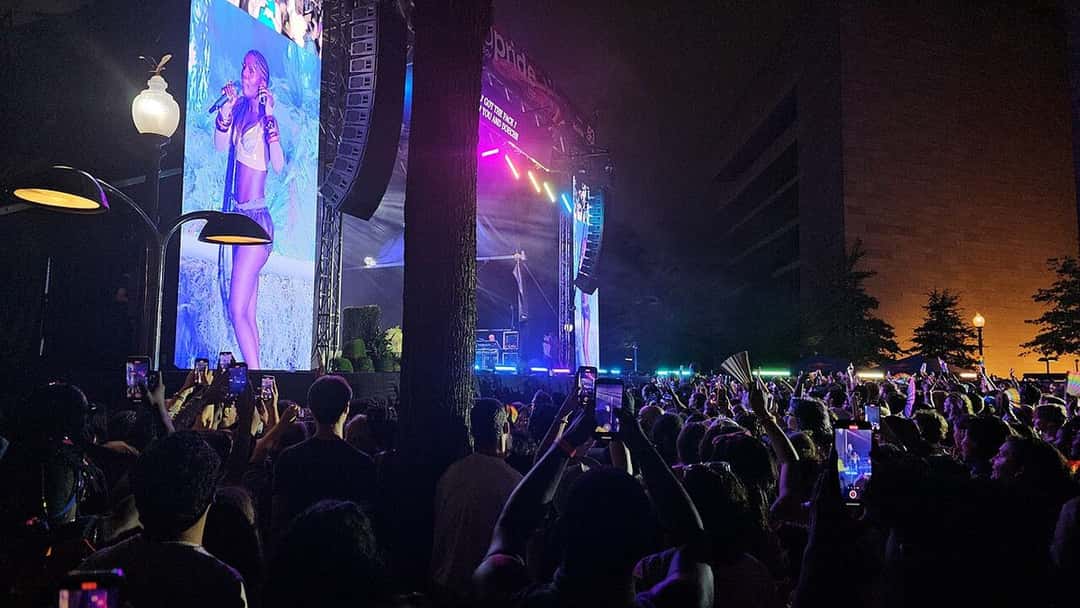 Doechii en vivo en el festival de WorldPride en Washington, en junio de 2025, vista en la pantalla gigante junto al escenario, frente a una multitud con celulares en alto (foto de archivo). Foto: Thesavagenorwegian, CC BY 4.0, vía Wikimedia Commons