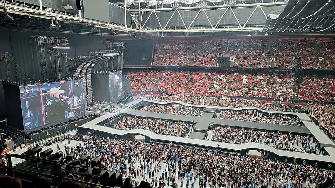 El escenario de la gira Together, Together en el estadio de Ámsterdam antes de un show, con una pasarela que atraviesa el campo y el público ya ubicado en las tribunas (foto de archivo, mayo de 2026). Foto: GYSZ, CC BY-SA 4.0, vía Wikimedia Commons